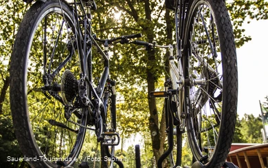 Een auto met fietsenrek