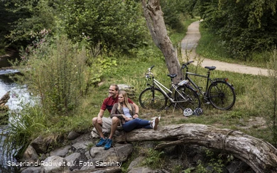 Twee fietsers rusten uit op de MöhnetalRadweg