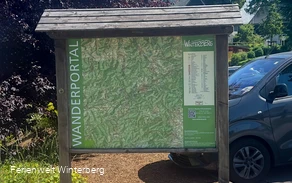 Informationstafel zu Wandermöglichkeiten in und um Winterberg.