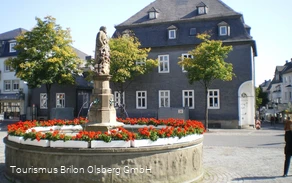 Petrusbrunnen und Museum Haus Hövener