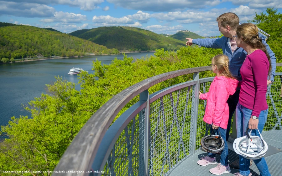 Baumkronenweg Edersee - Herrlicher Ausblick auf den Edersee und auf Schloss Waldeck