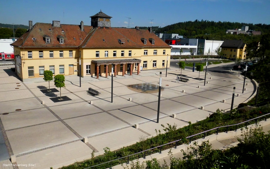 Frontansicht Bahnhof mit Vorplatz Frontansicht Bahnhof mit Vorplatz