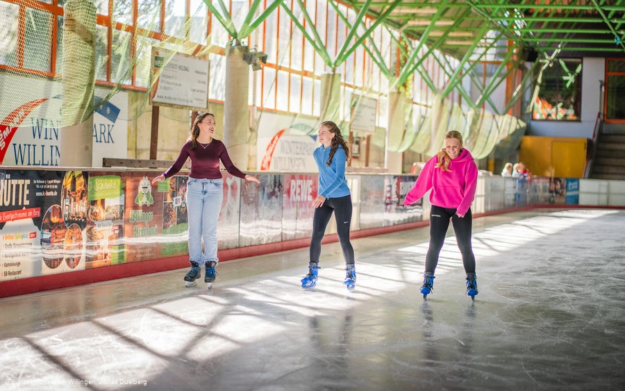 3 Eisläuferinnen in der Eissporthalle Willingen