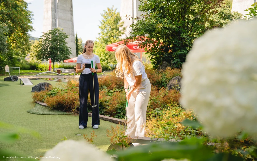 Frauen auf dem Abenteuergolfplatz Willingen
