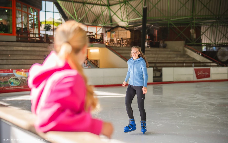 2 Eisläuferinnen in der Eissporthalle Willingen