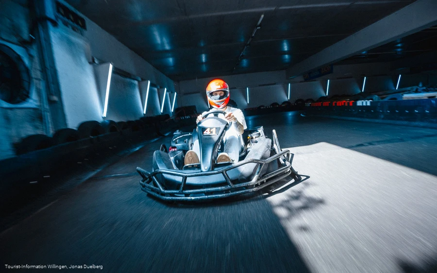Mann im Kart im Kart- und Bowlingcenter Willingen