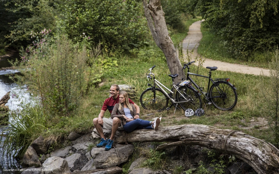Zwei Radfahrer bei der Rast am MöhnetalRadweg