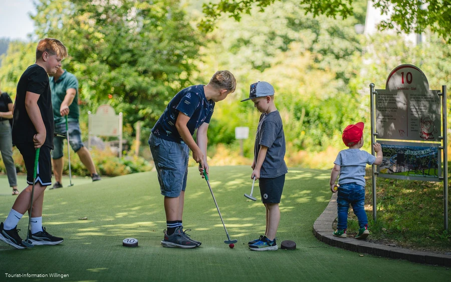 Familie auf dem Abenteuergolfplatz Willingen
