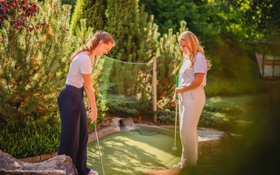 Frauen beim Spiel auf dem Abenteuergolfplatz Willingen