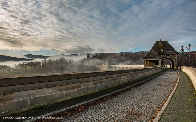 Early in the morning, the Speermauer is covered in fog