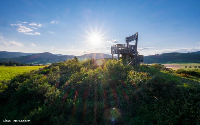 Der acht Meter hohe Sauerland-Stabil-Panorama-Stuhl dient als Aussichtsplattform mit einem wundervollen Panoramablick von 360° über Liesen, Hallenberg und Hesborn bis in die Medebacher Bucht hinein.