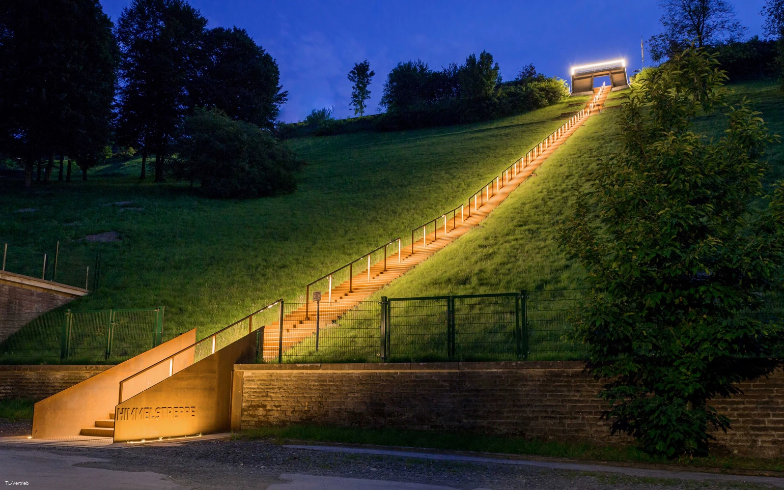 Die imposante Himmelstreppe am Hennedamm belohnt nach dem Aufstieg mit einem wundervollen Ausblick über die Kreis- und Hochschulstadt Meschede und den Hennesee.