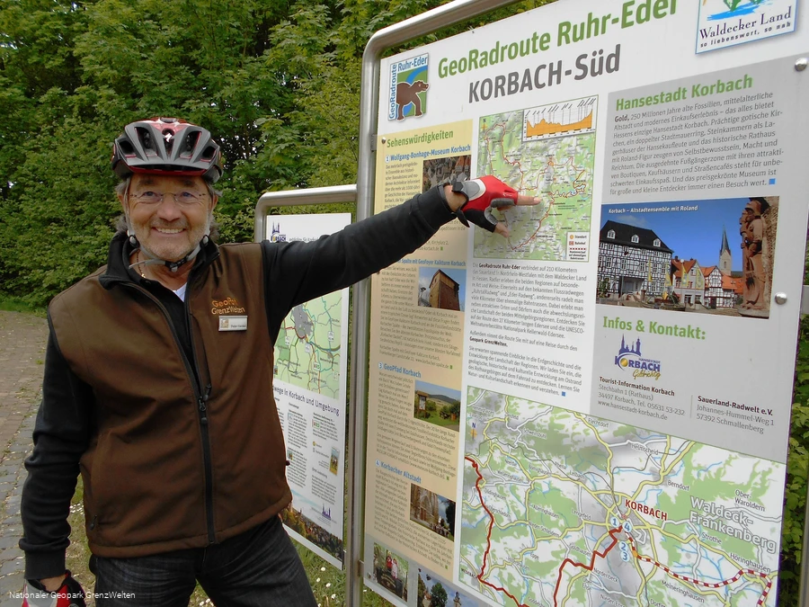 Geoparkführer zeigt Route der GeoRadroute Ruhr-Eder