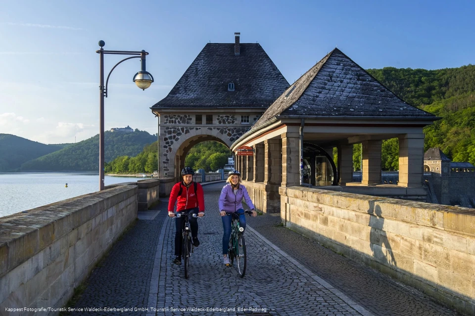 Radfahrer auf der Staumauer