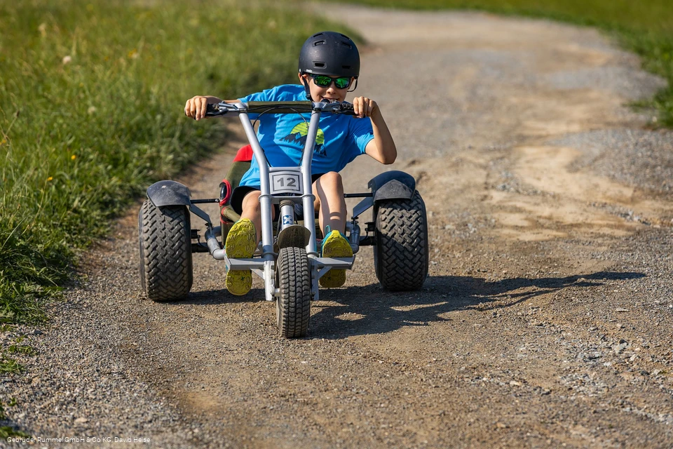 Junge auf Mountaincart am Ritzhagen 