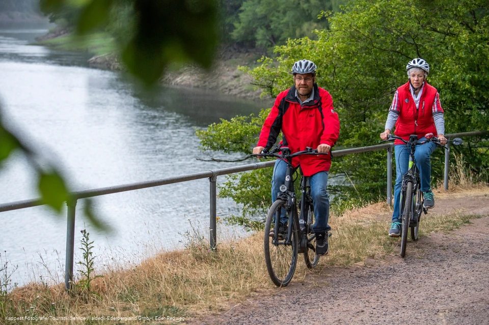 Radfahren unmittelbar am Ederseeufer