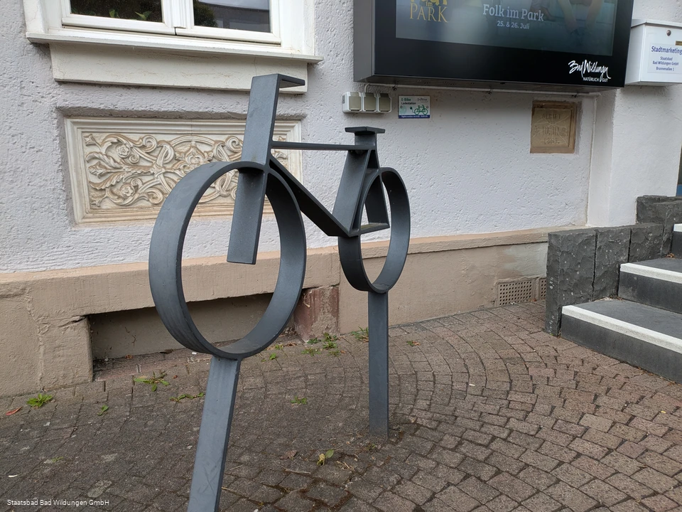 Fahrradständer und Ladestation