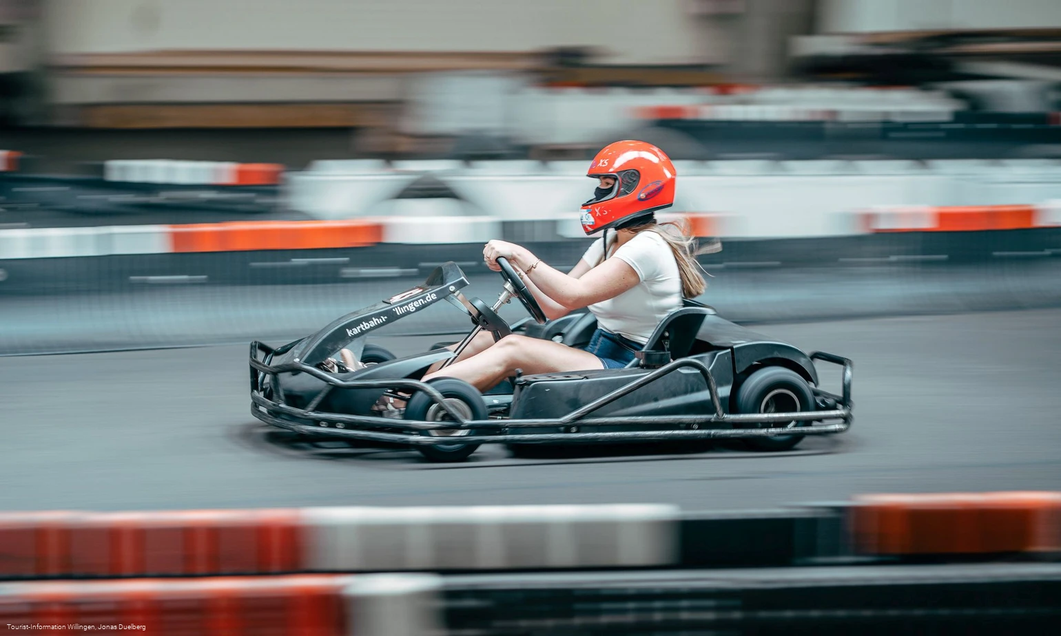Frau im Kart im Kart- und Bowlingcenter Willingen